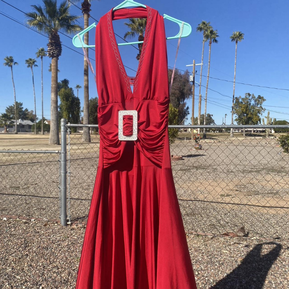 Dresses - Picture 2 of 3